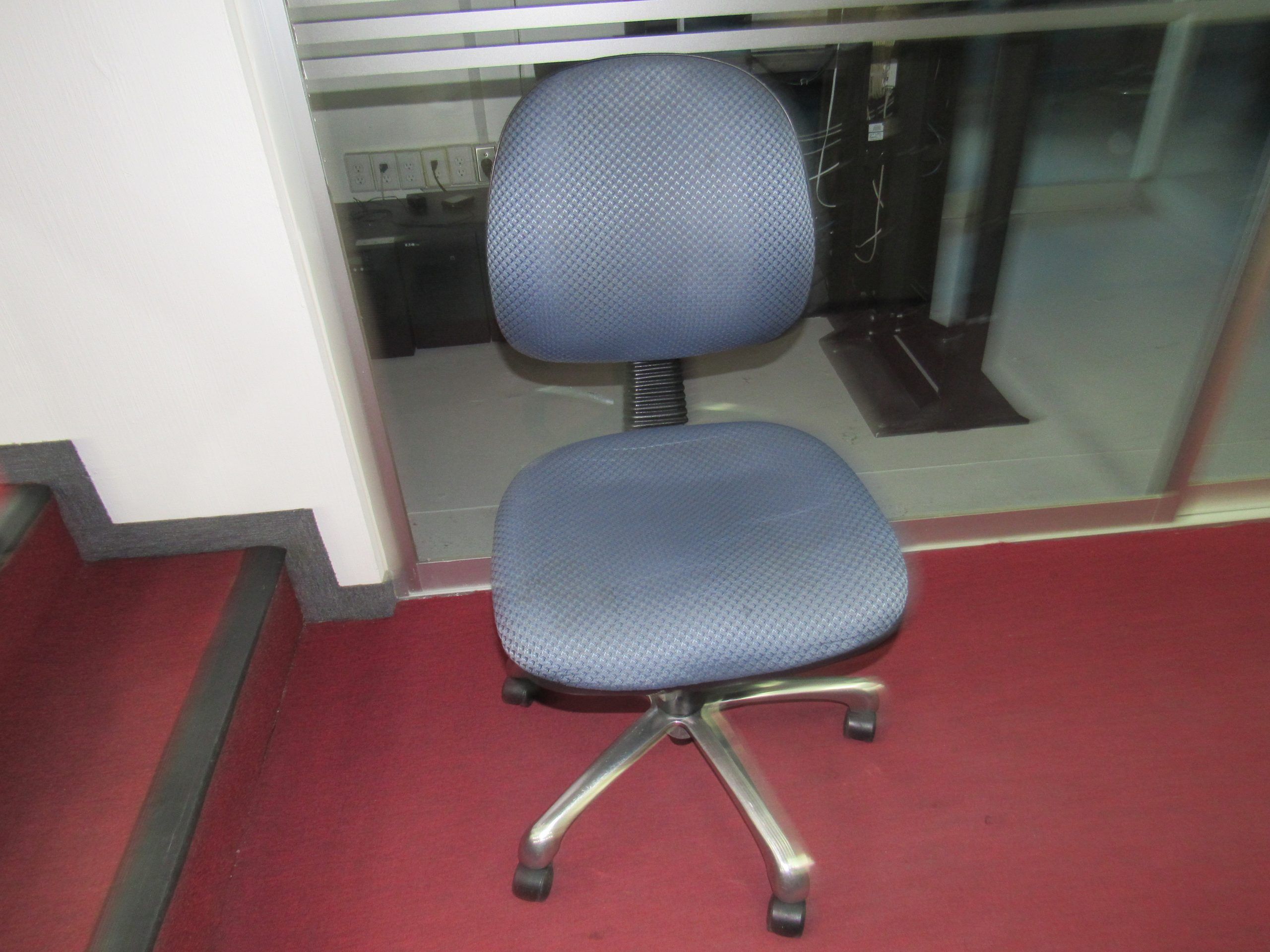 Lote 016 - 2 Sillas operativas con ruedas, descansabrazos fijos, asiento y respaldo en tela color azul - Imagen 2