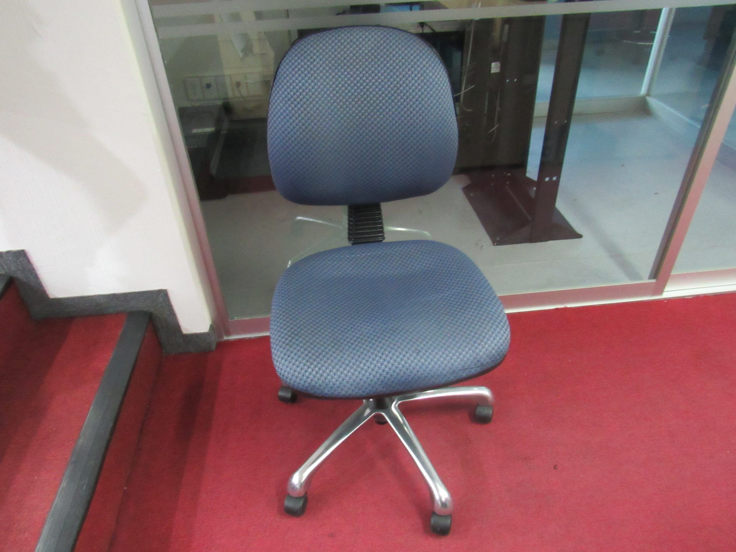 Lote 016 - 2 Sillas operativas con ruedas, descansabrazos fijos, asiento y respaldo en tela color azul