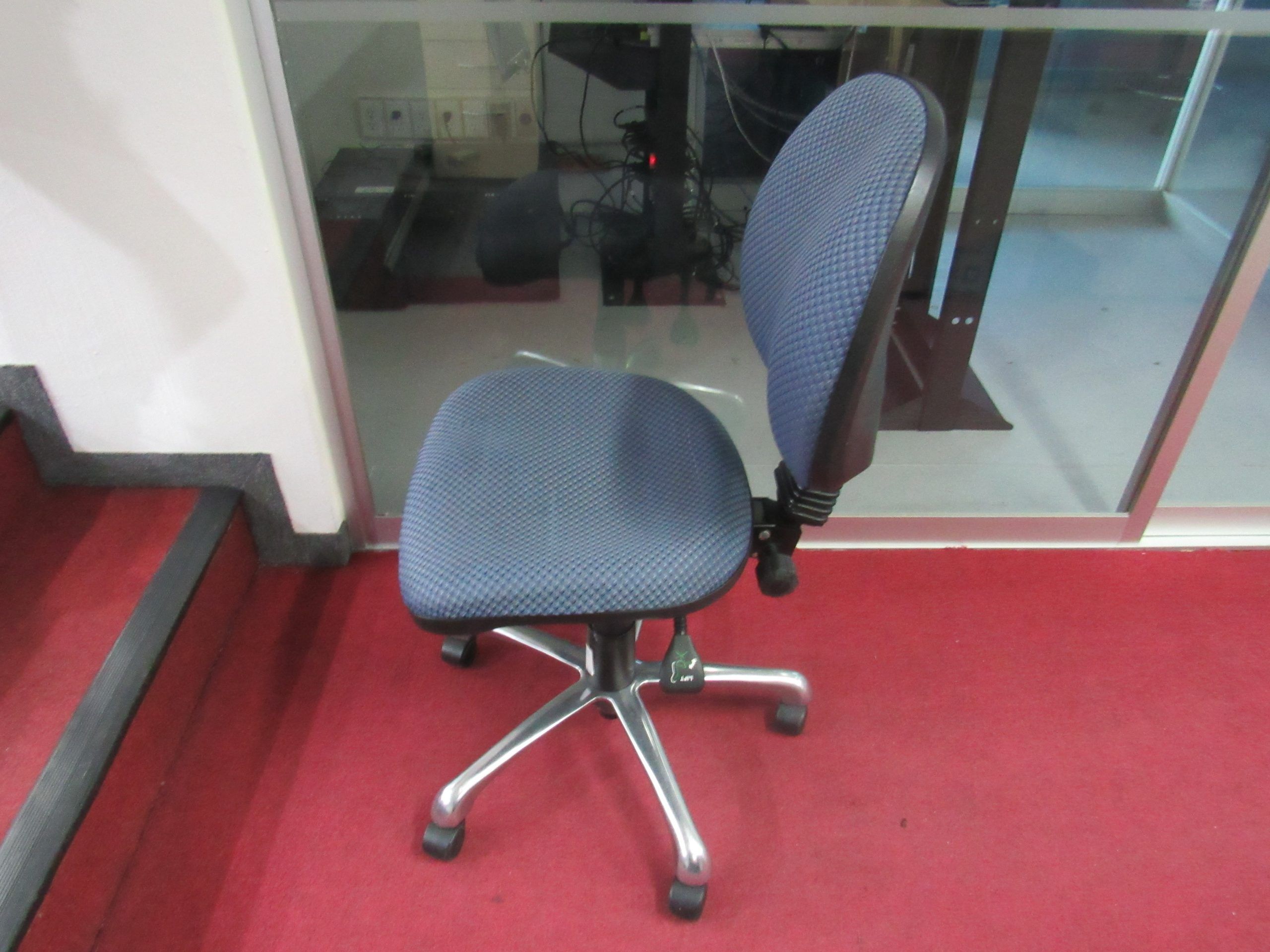 Lote 016 - 2 Sillas operativas con ruedas, descansabrazos fijos, asiento y respaldo en tela color azul - Imagen 3