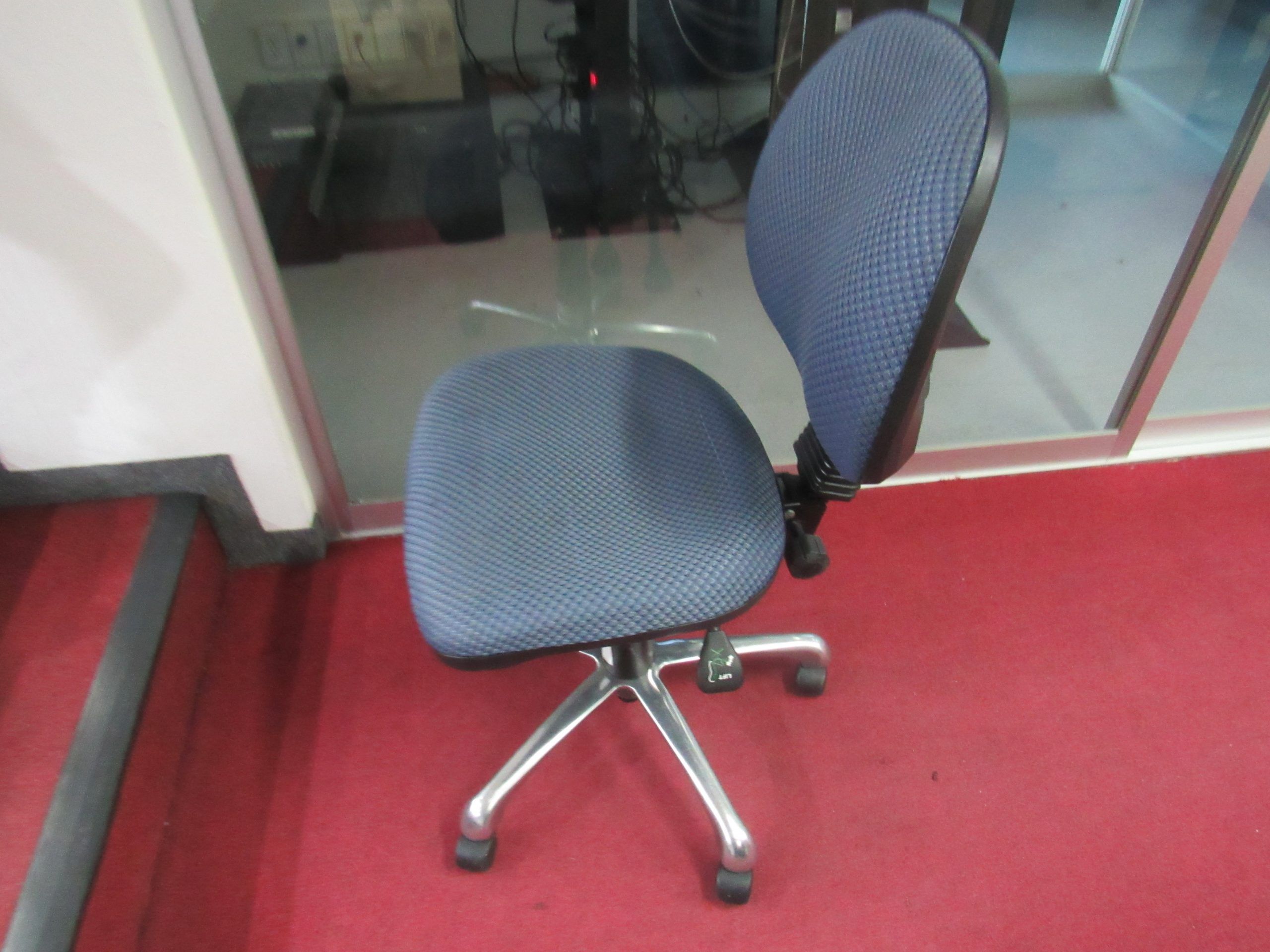 Lote 016 - 2 Sillas operativas con ruedas, descansabrazos fijos, asiento y respaldo en tela color azul - Imagen 4