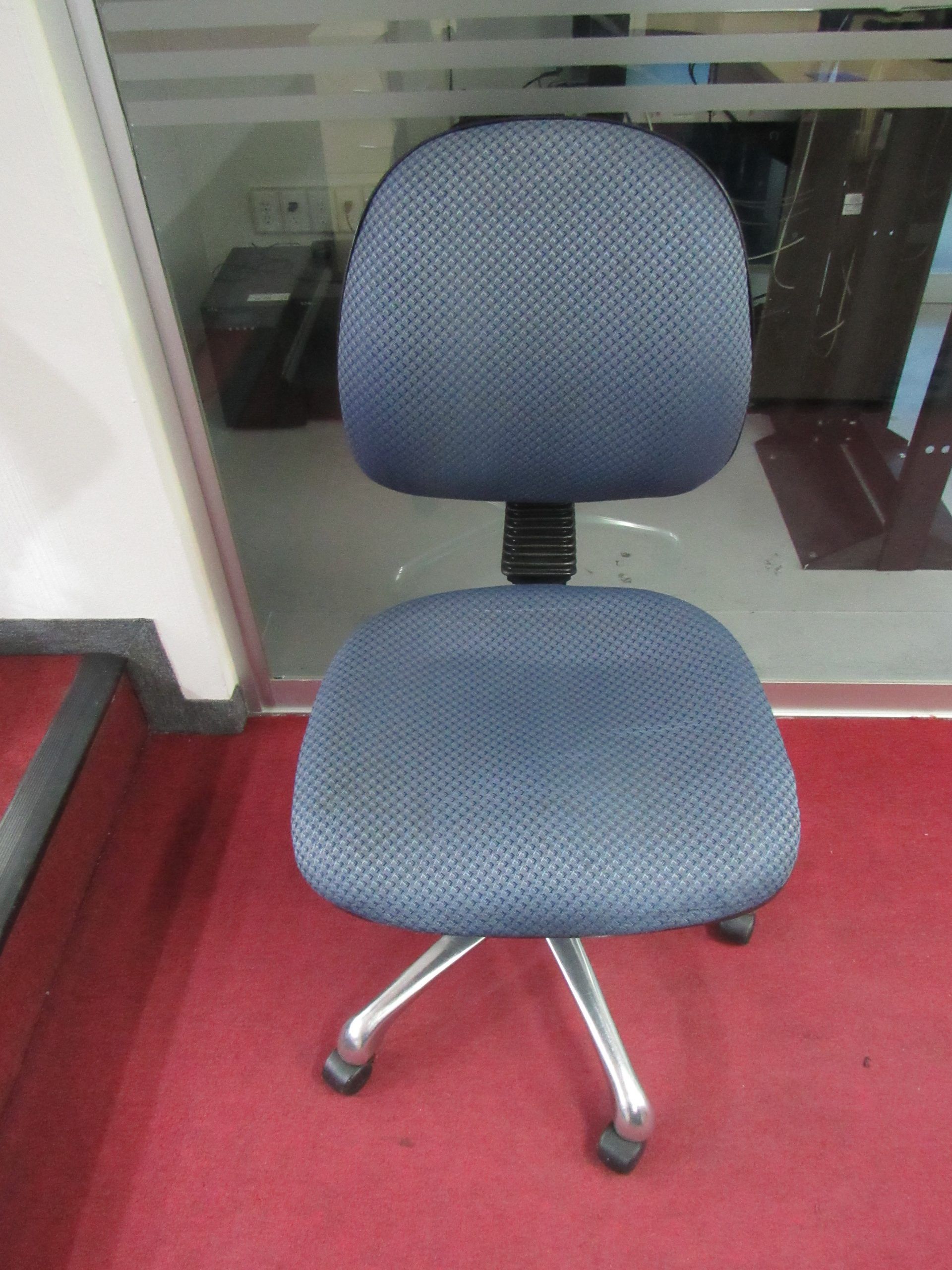Lote 016 - 2 Sillas operativas con ruedas, descansabrazos fijos, asiento y respaldo en tela color azul - Imagen 6