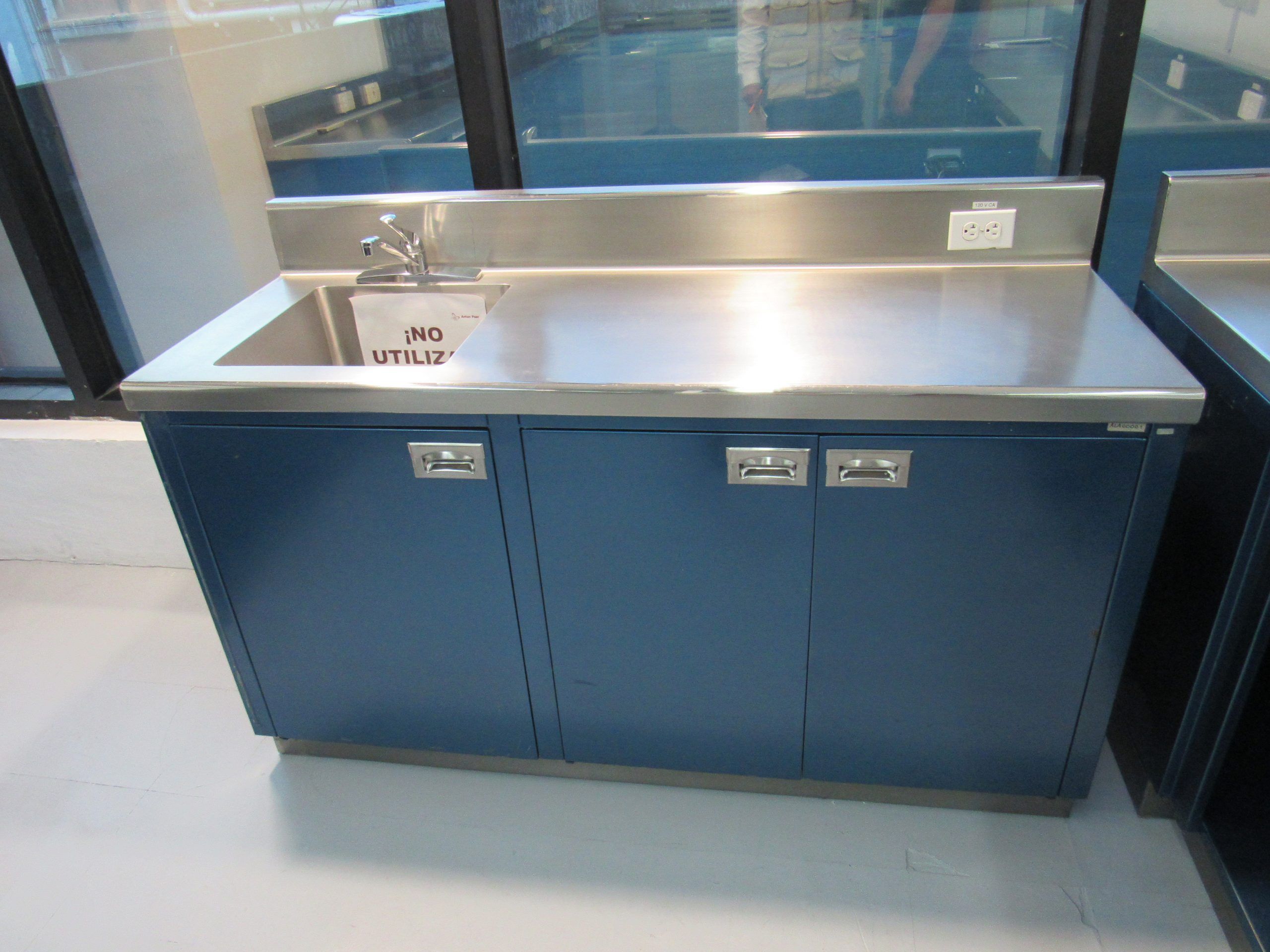 Lote 016 - Mueble de trabajo metálico con tarja de acero inoxidable, 2 puertas , 1 entrepaño - Imagen 2