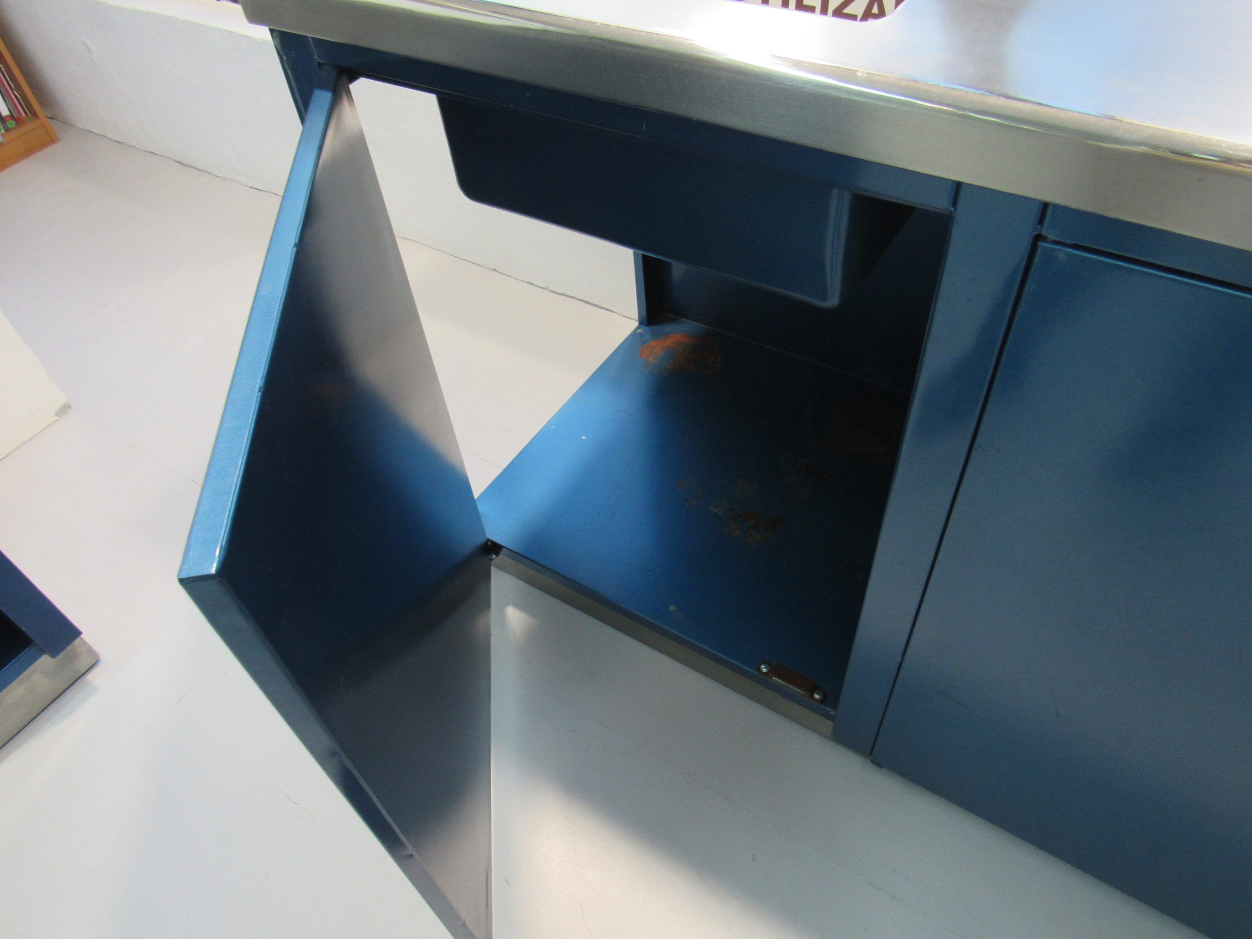 Lote 016 - Mueble de trabajo metálico con tarja de acero inoxidable, 2 puertas , 1 entrepaño - Imagen 5
