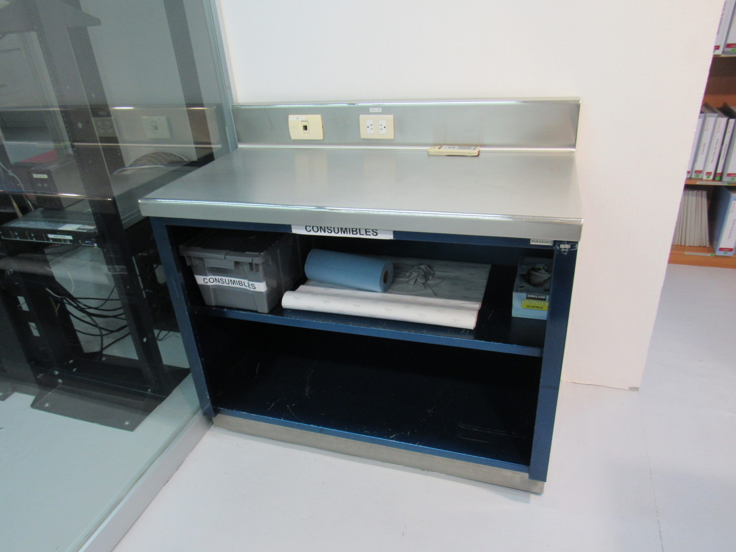 Lote 019- Mueble de trabajo metálico con 1 entrepaño y accesorio para conexiones.