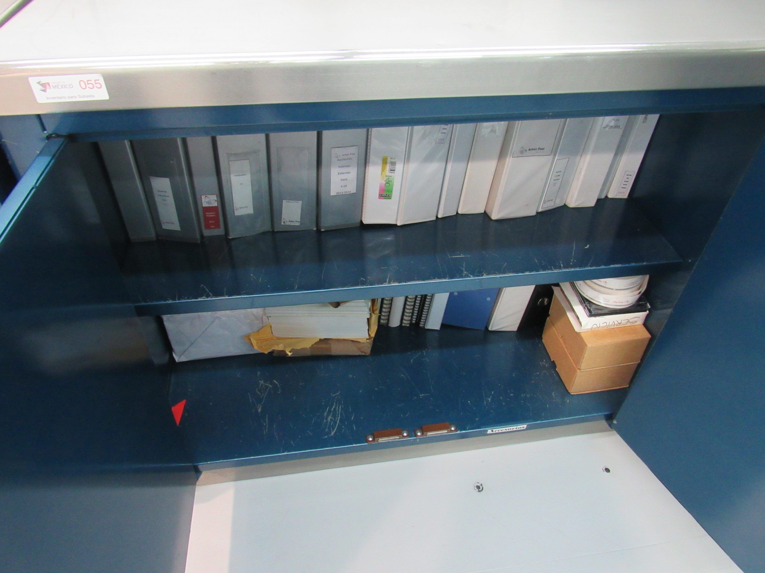Lote 025 - Mueble de trabajo metálico con tarja de acero inoxidable con 2 puertas, 1 entrepaño y 4 cajones - Imagen 4