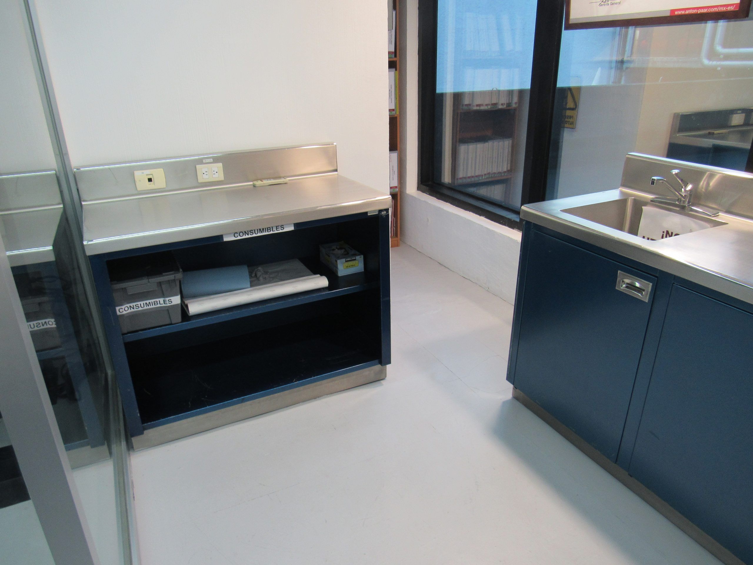 Lote 019- Mueble de trabajo metálico con 1 entrepaño y accesorio para conexiones. - Imagen 6