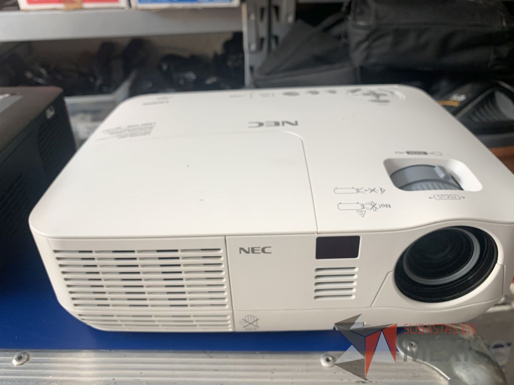 Lote 149 - 2 videoproyectores de 2600 ansilumens con maletin 1 Nec NPV260X y 1 Optoma DS550