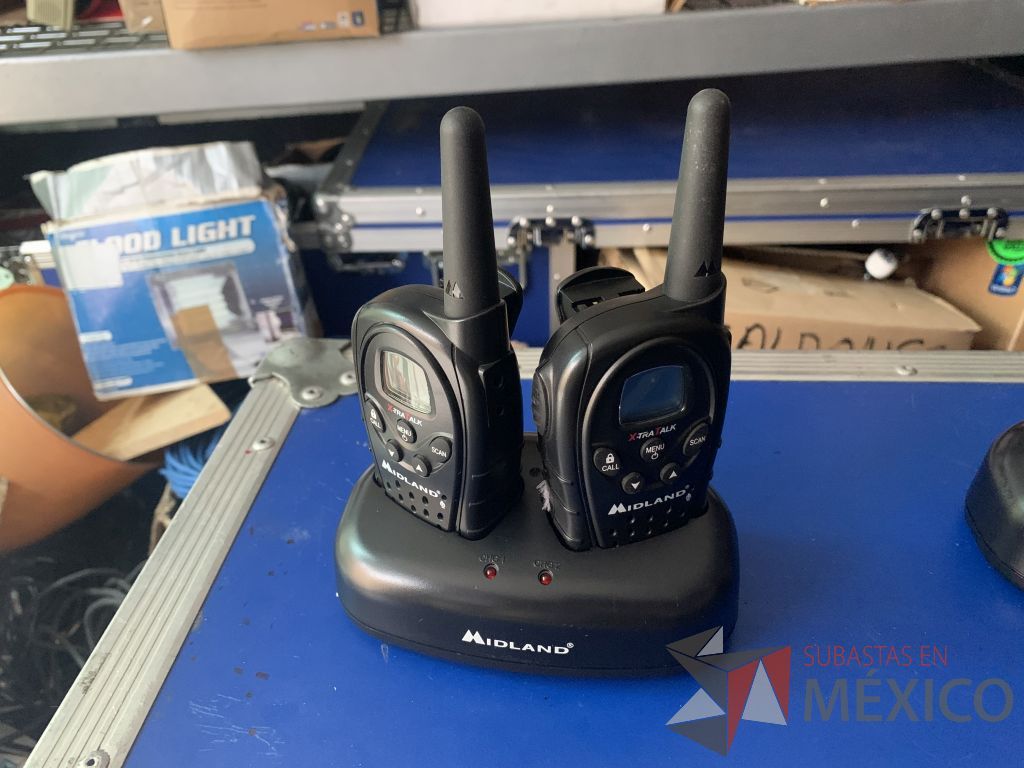 Lote 142 - 3 audifonos orejera marca Pionner y 2 juegos de Walkie Talkie marca Midland