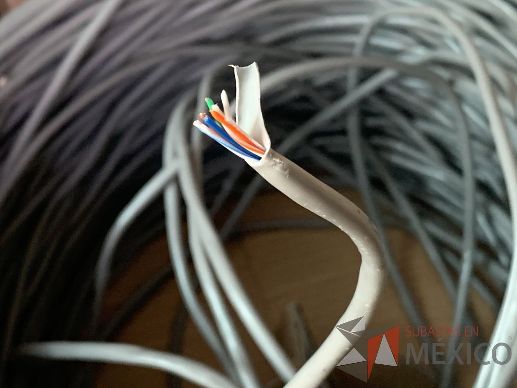 Lote 122 - 1/2 bobina de cable UTP 5E 160 mts aprox. Marca WAM y 39 cales gris de datos marca Cooper - Imagen 2