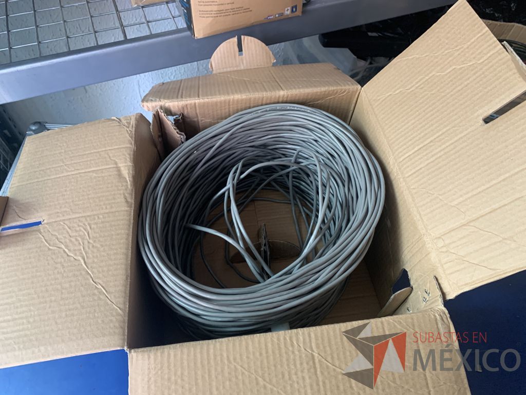 Lote 122 - 1/2 bobina de cable UTP 5E 160 mts aprox. Marca WAM y 39 cales gris de datos marca Cooper - Imagen 3