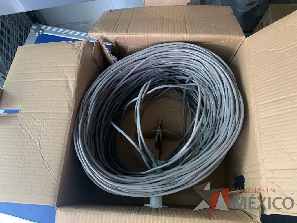 Lote 122 - 1/2 bobina de cable UTP 5E 160 mts aprox. Marca WAM y 39 cales gris de datos marca Cooper