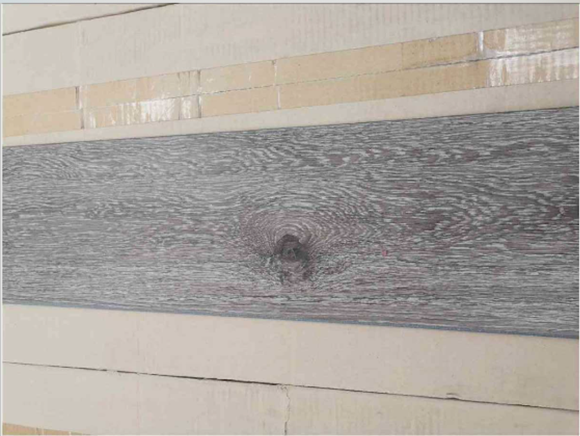 Lote 051 - 40 piezas de piso vinílico color gris, Modelo: 1505281, 8.2 m2