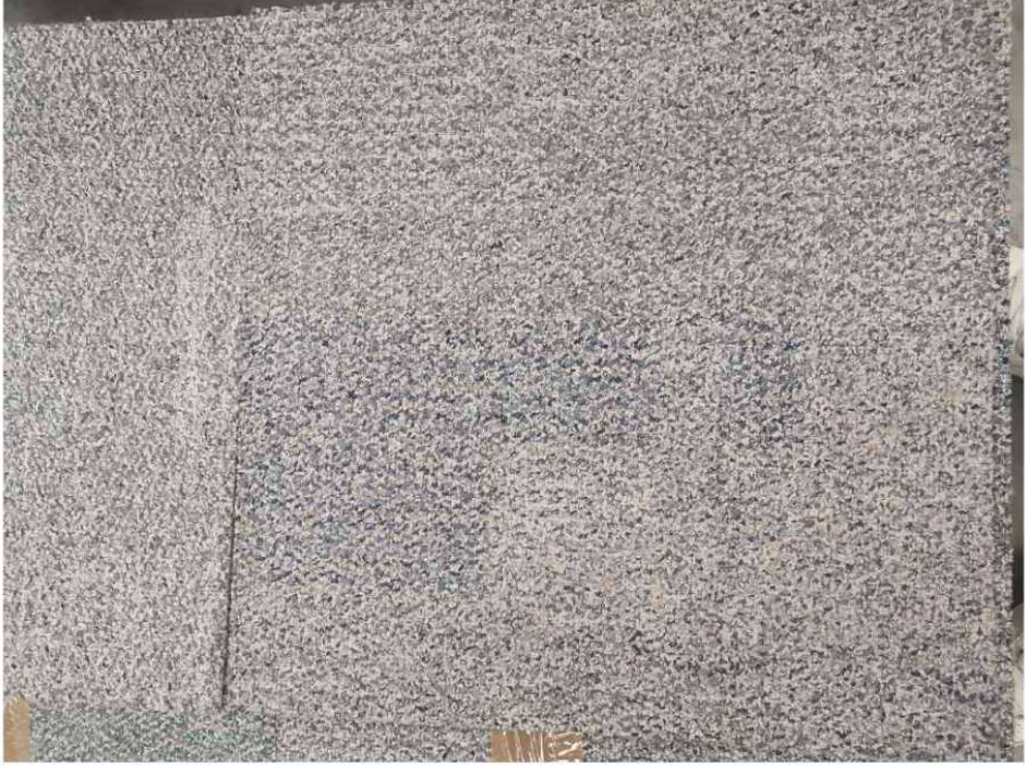 Lote 017 - 100 piezas de alfombra modular color gris, 30.5 m2