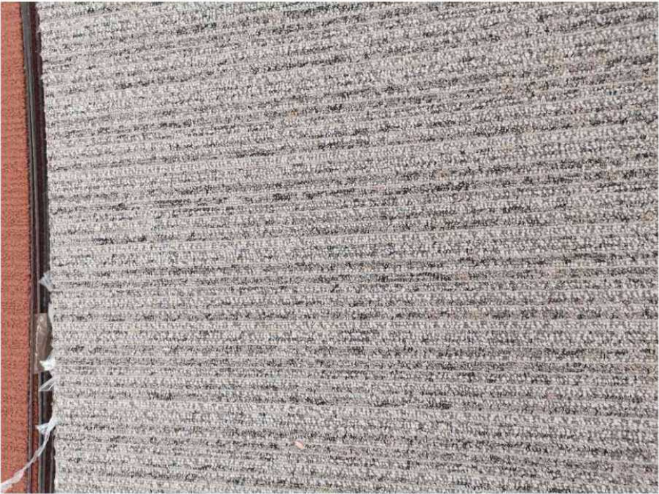 Lote 041 - 28 piezas de alfombra modular color gris, 7 m2
