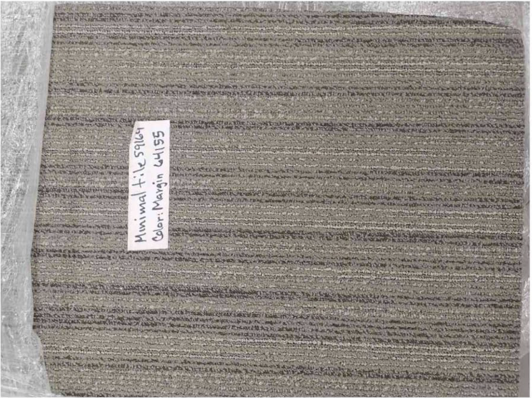 Lote 047 - 159 piezas de alfombra modular color gris con verde, Modelo: minimal tile 59164, 32.9 m2