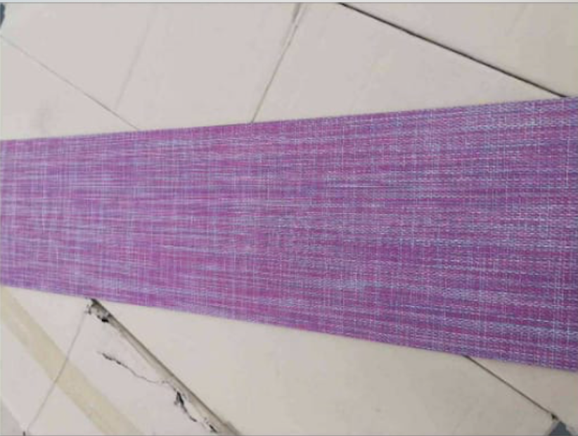 Lote 052 - 300 piezas de piso vinílico color morado, Modelo: V073300991, 62 m2