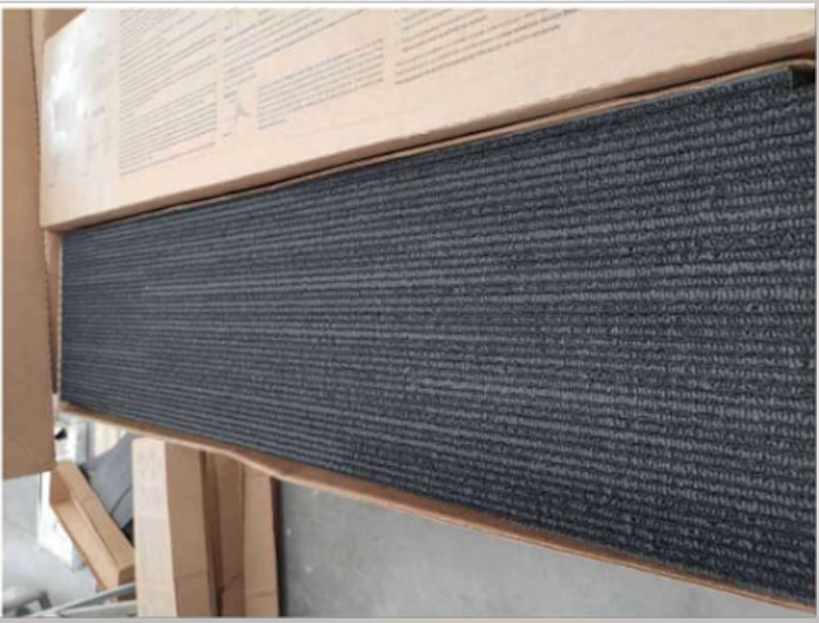 Lote 031 - 120 piezas de alfombra modular color gris, Modelo: QE090ZY, 24.8 m2