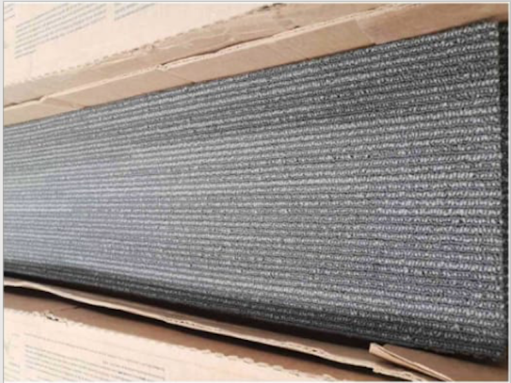 Lote 039 - 48 piezas de alfombra modular color gris, Modelo: QE07UPJ, 9.94 M2