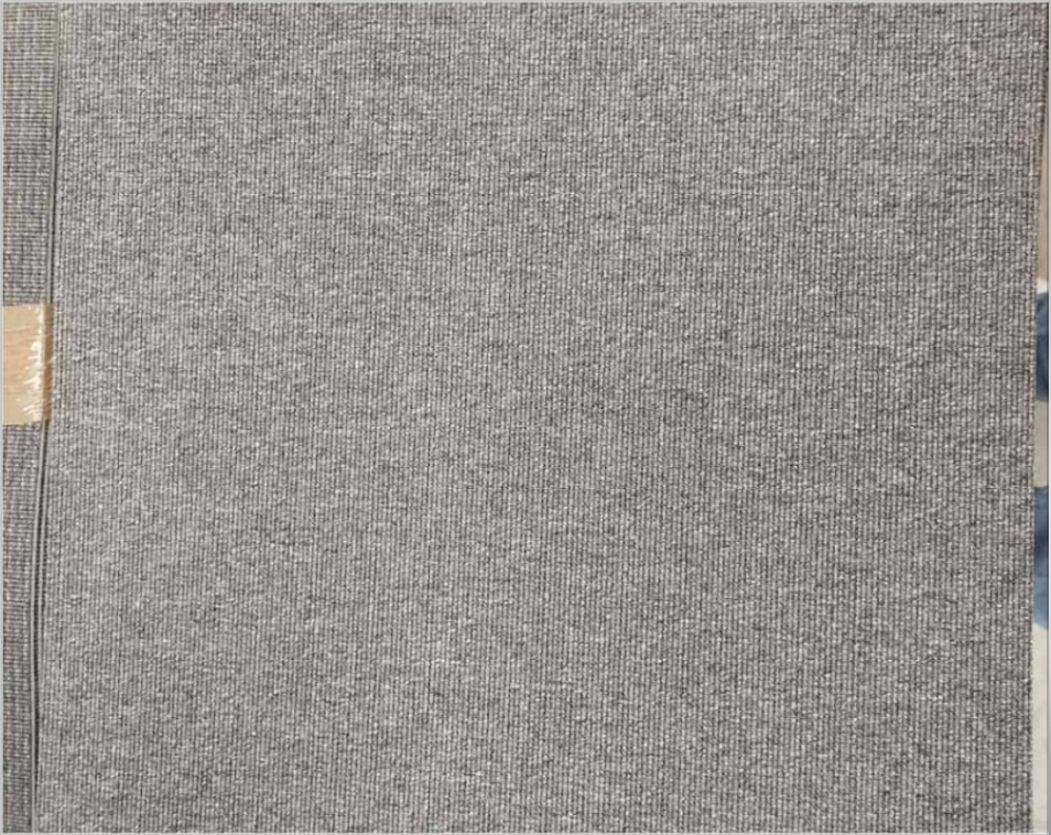 Lote 036 - 60 piezas de alfombra modular color gris, 15.6 m2