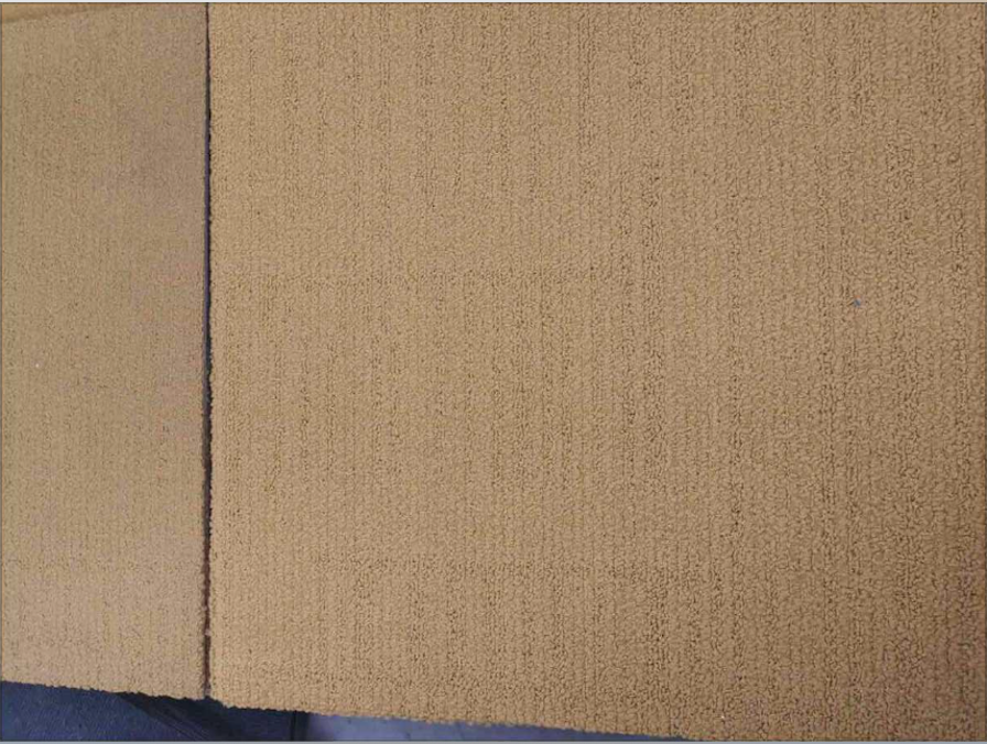 Lote 033 - 65 piezas de alfombra modular color amarillo, 18.9 m2