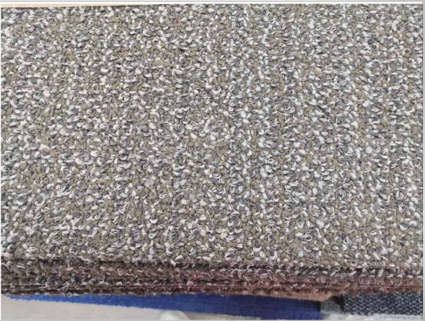 Lote 035 - 71 piezas de alfombra modular color verde, 17.8 m2