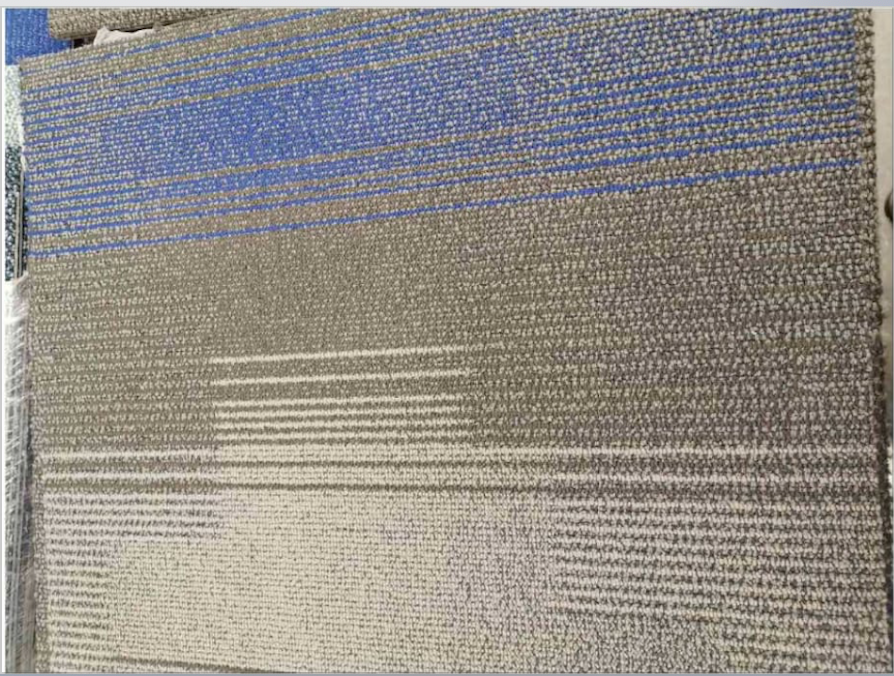 Lote 054 - 20 piezas de alfombra modular color gris, 10 piezas azul con gris, 10 piezas gris y verde, 13.32