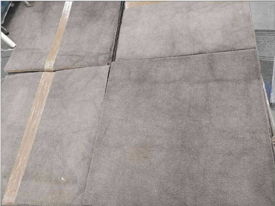 Lote 032 - 55 piezas de alfombra modular color gris, 19.8 m2