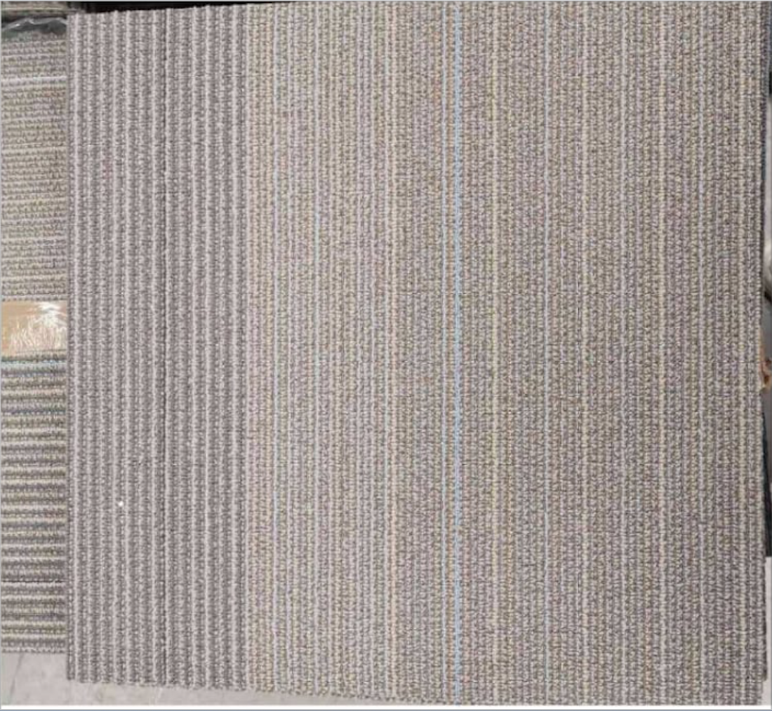Lote 062 - 93 piezas de alfombra modular color gris y blanco, 33.5 m2