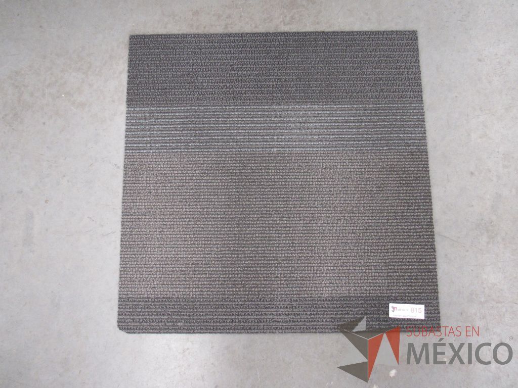 Lote 029 - 73 piezas de alfombra modular color gris, 27.2 m2 - Imagen 2