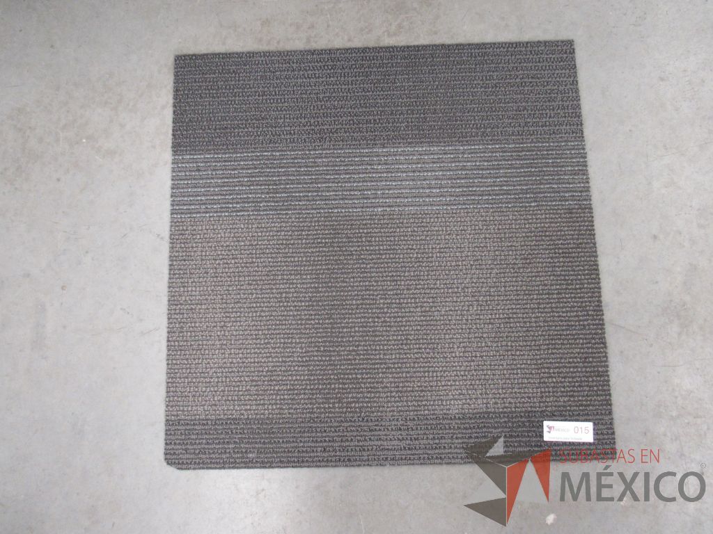 Lote 029 - 73 piezas de alfombra modular color gris, 27.2 m2