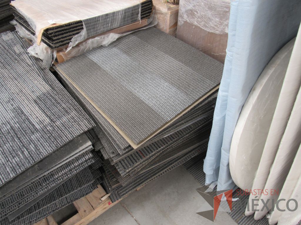 Lote 029 - 73 piezas de alfombra modular color gris, 27.2 m2 - Imagen 3