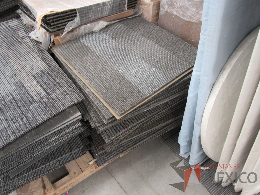 Lote 029 - 73 piezas de alfombra modular color gris, 27.2 m2 - Imagen 4