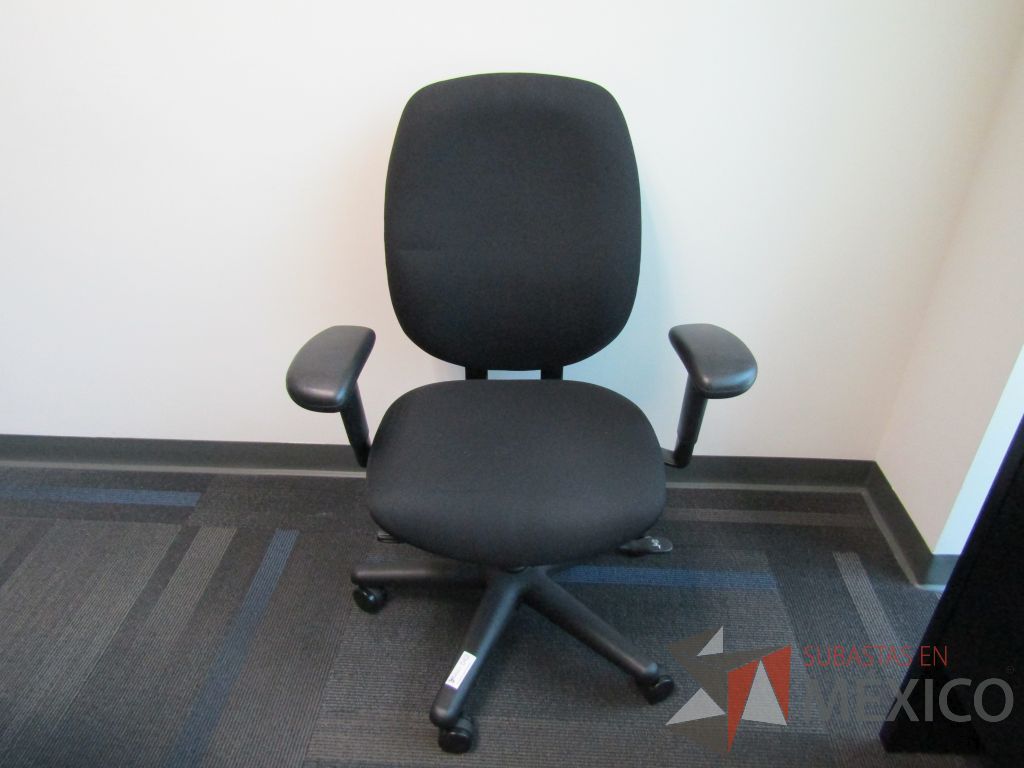 Lote 026 - Silla Ejecutiva con ruedas, asiento y respaldo en tela color negro