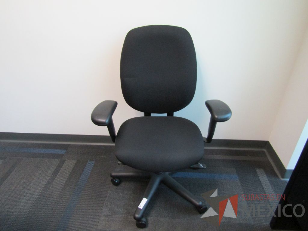 Lote 026 - Silla Ejecutiva con ruedas, asiento y respaldo en tela color negro - Imagen 7