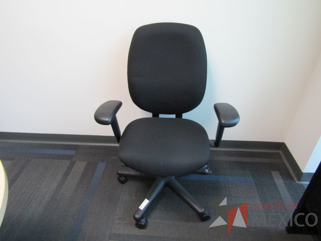 Lote 026 - Silla Ejecutiva con ruedas, asiento y respaldo en tela color negro - Imagen 6