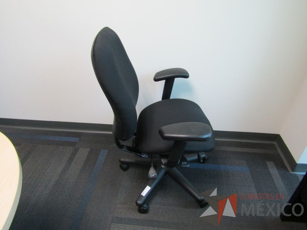 Lote 026 - Silla Ejecutiva con ruedas, asiento y respaldo en tela color negro - Imagen 5