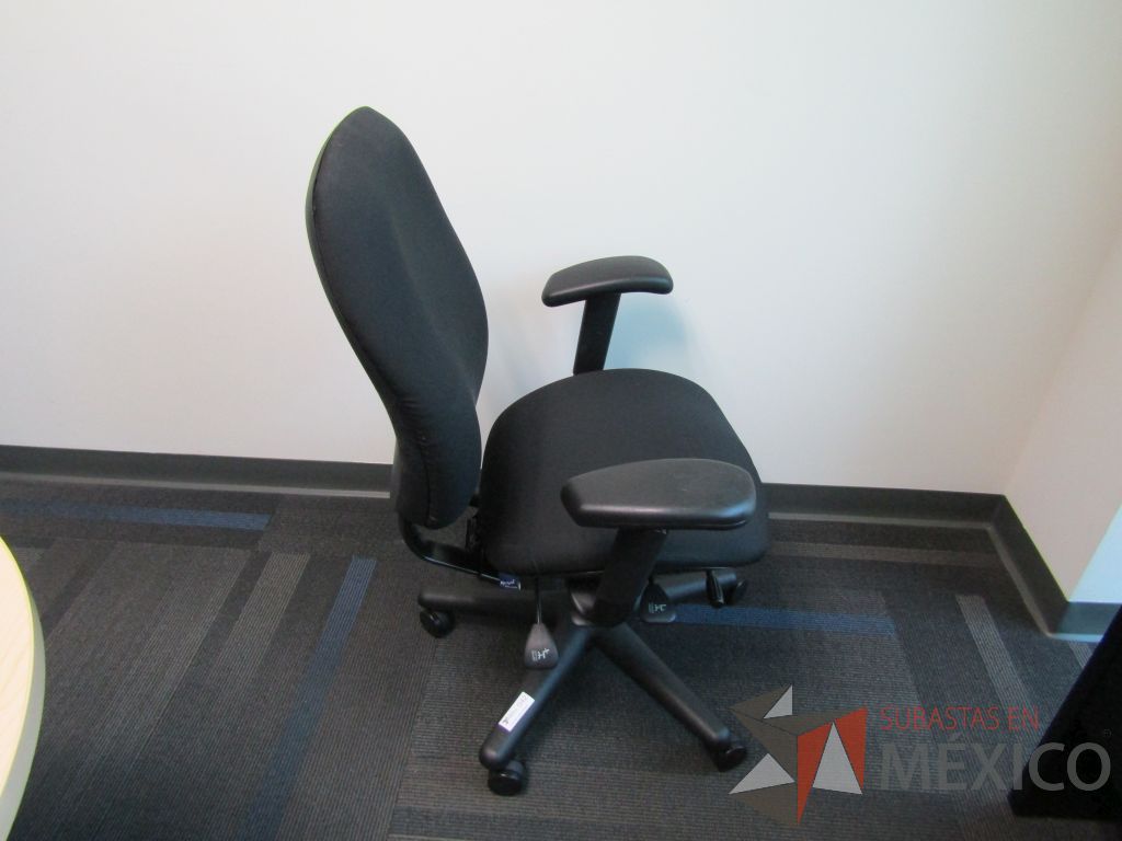 Lote 026 - Silla Ejecutiva con ruedas, asiento y respaldo en tela color negro - Imagen 4