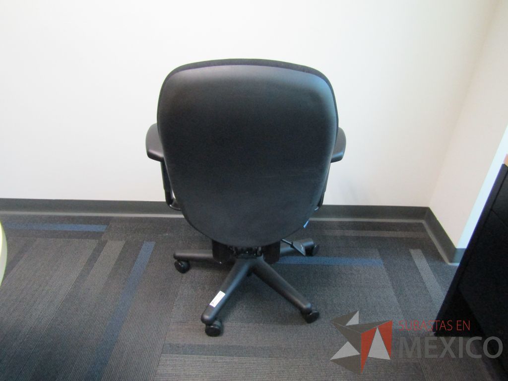 Lote 026 - Silla Ejecutiva con ruedas, asiento y respaldo en tela color negro - Imagen 3