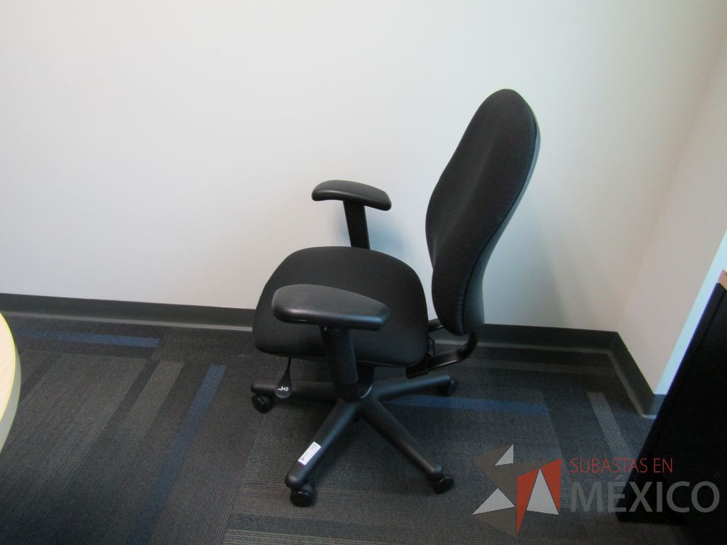 Lote 026 - Silla Ejecutiva con ruedas, asiento y respaldo en tela color negro - Imagen 2