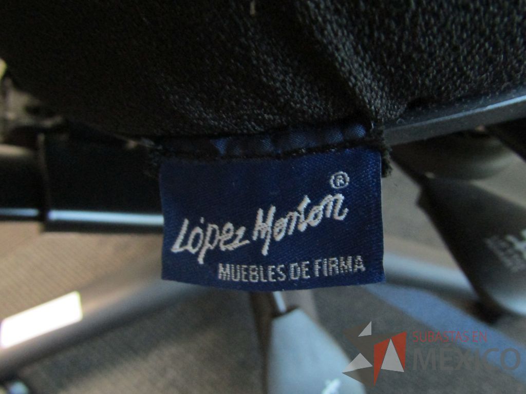 Lote 026 - Silla Ejecutiva con ruedas, asiento y respaldo en tela color negro - Imagen 8