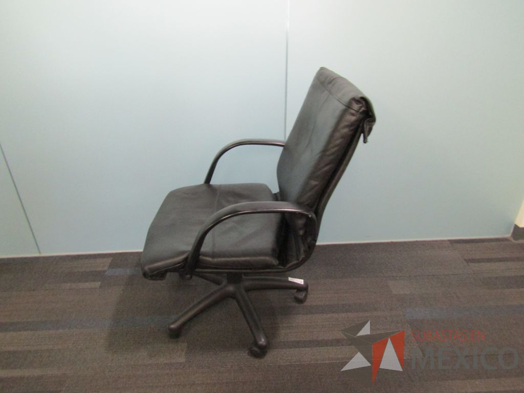 Lote 088 - Silla ejecutiva con ruedas, asiento y respaldo cuadrado tipo piel color negro - Imagen 2