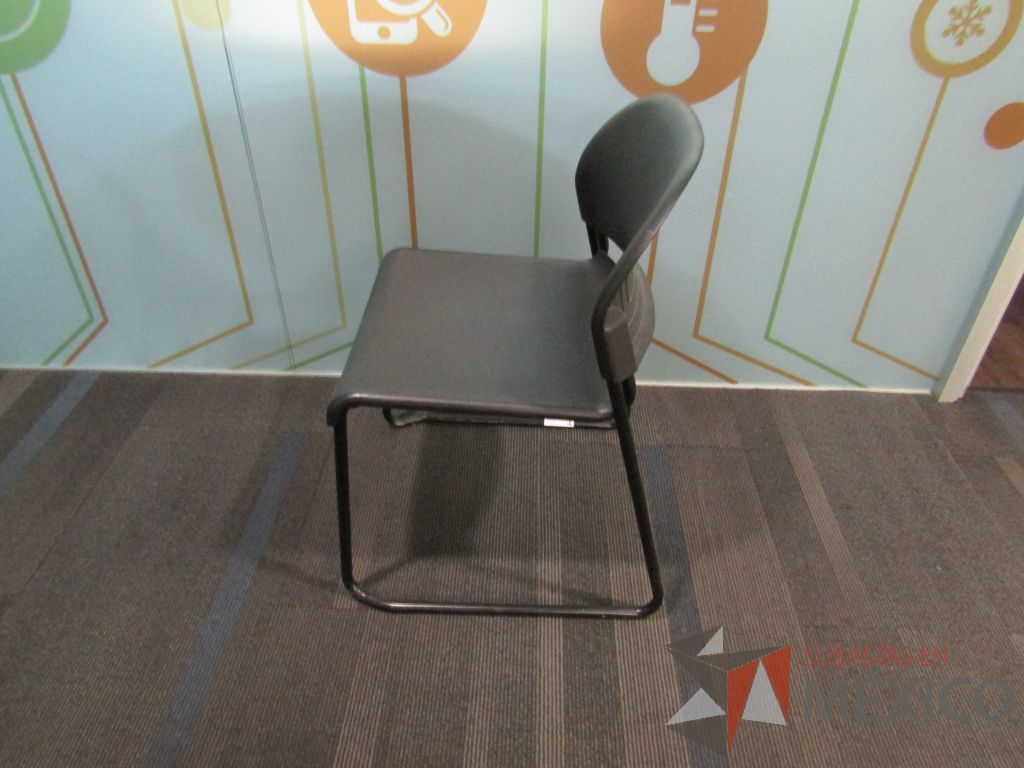 Lote 027 - Silla de visita con 4 patas metálicas, asiento y respaldo liso color negro - Imagen 3