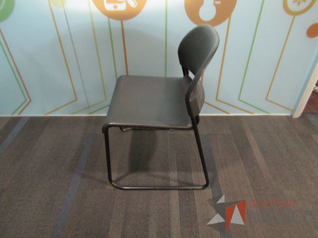 Lote 027 - Silla de visita con 4 patas metálicas, asiento y respaldo liso color negro - Imagen 2
