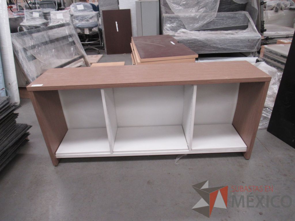 Lote 011 - Credenza con 2 entrepaños