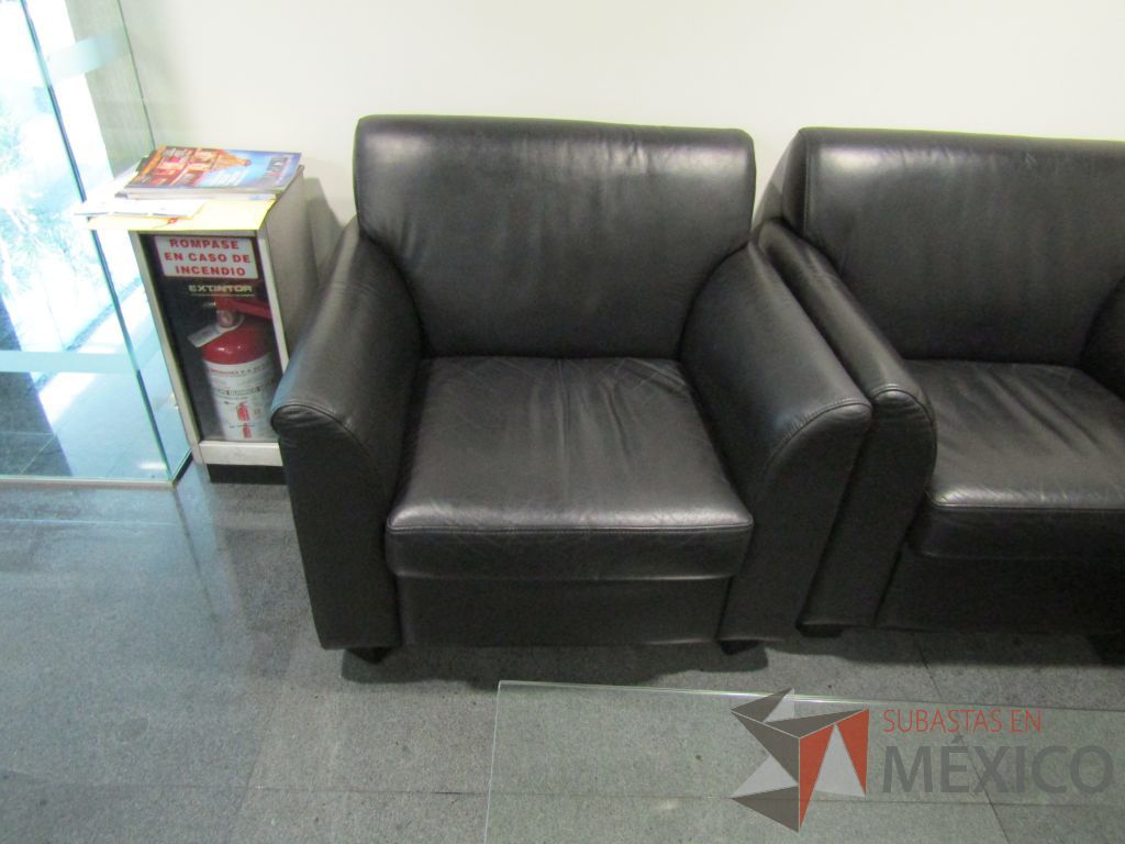 Lote 171 - Sillón de 1 plaza con asiento y respaldo tipo piel color negro - Imagen 2