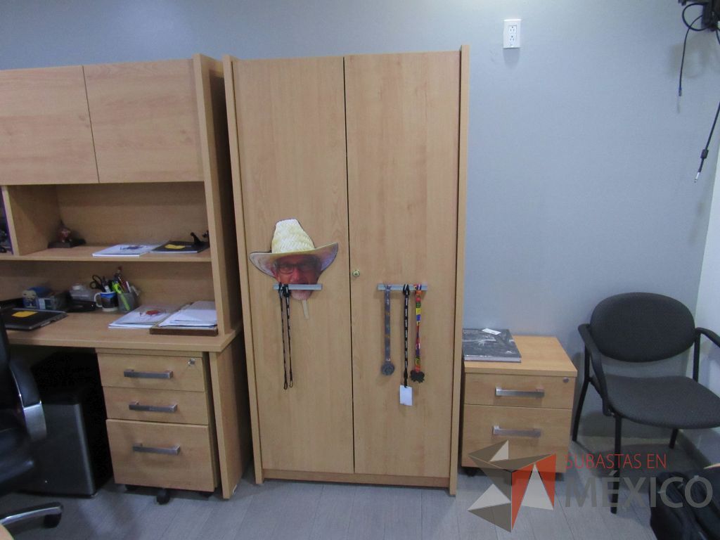 Lote 005 - Oficina Ejecutiva con Escritorio en escuadra, Archivero, Gabinete alto, Mesa de trabajo y Pizarrón - Imagen 2