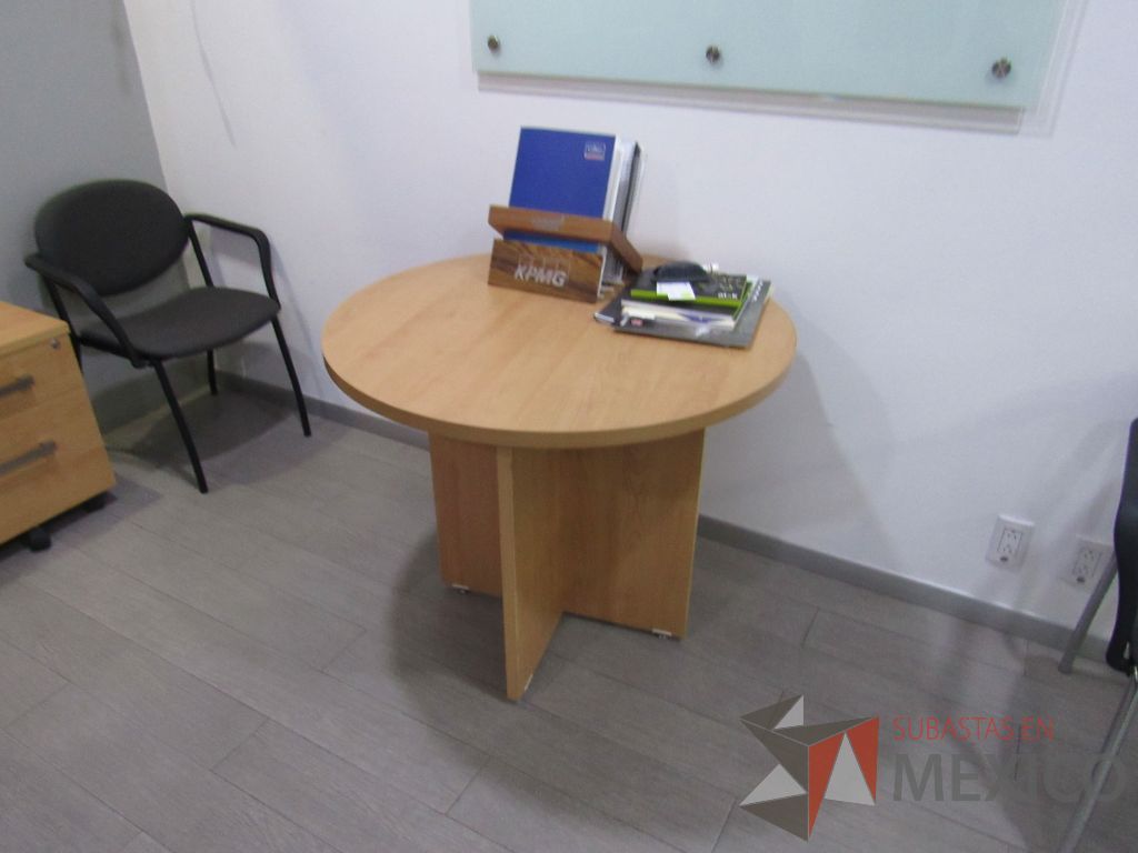 Lote 005 - Oficina Ejecutiva con Escritorio en escuadra, Archivero, Gabinete alto, Mesa de trabajo y Pizarrón - Imagen 3