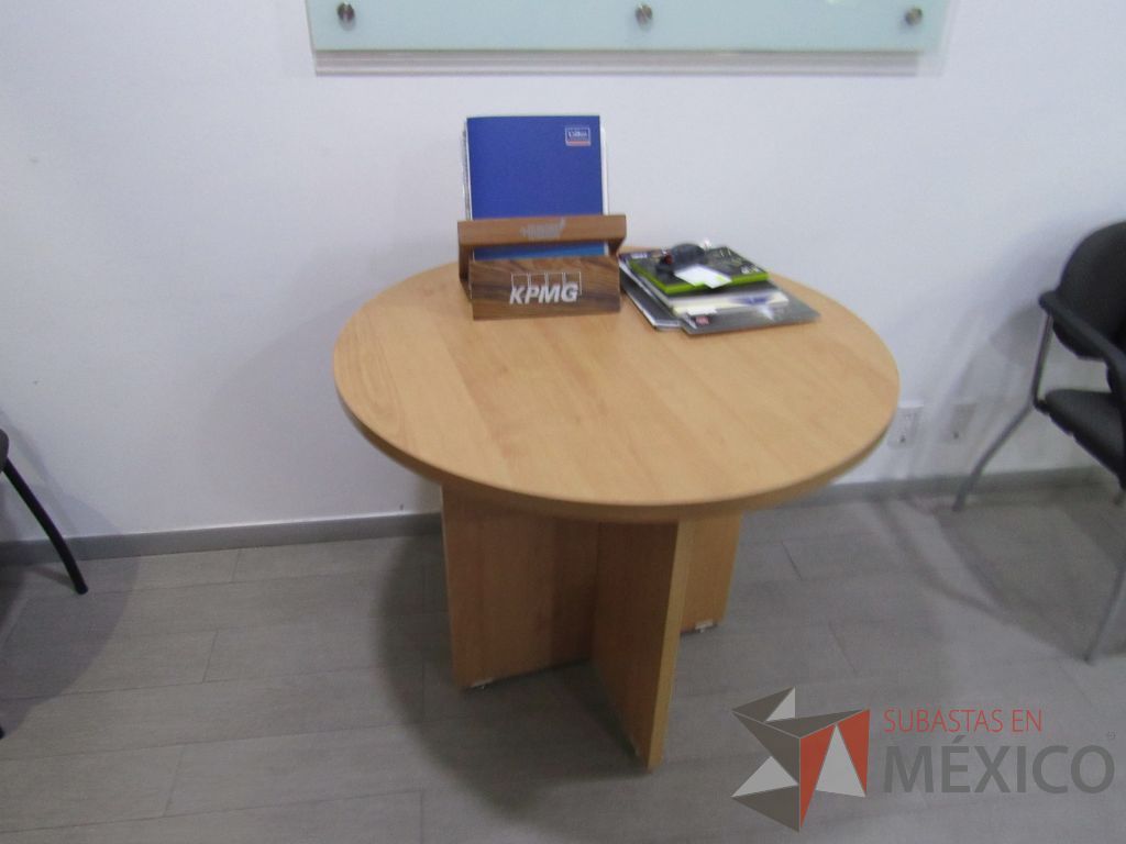 Lote 005 - Oficina Ejecutiva con Escritorio en escuadra, Archivero, Gabinete alto, Mesa de trabajo y Pizarrón - Imagen 4
