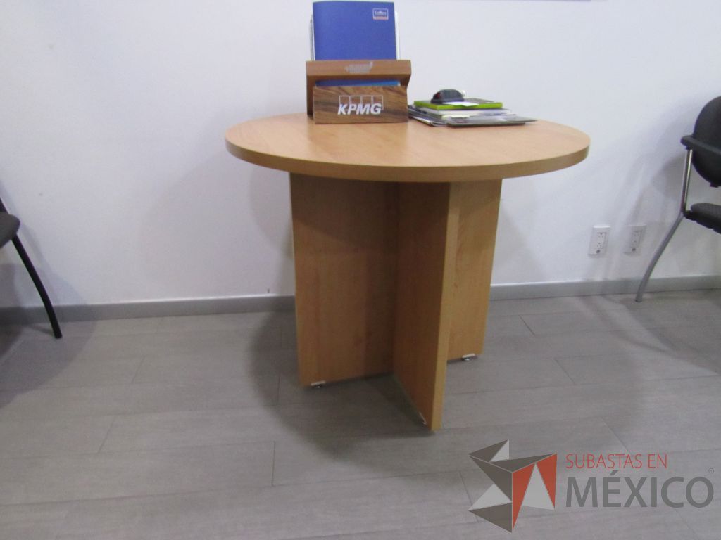 Lote 005 - Oficina Ejecutiva con Escritorio en escuadra, Archivero, Gabinete alto, Mesa de trabajo y Pizarrón - Imagen 5