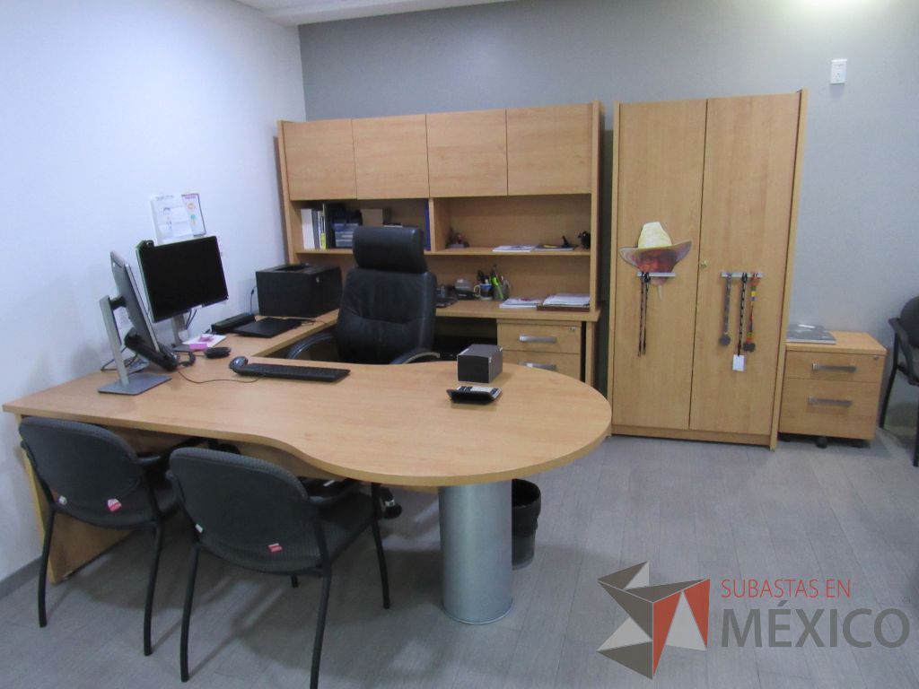 Lote 005 - Oficina Ejecutiva con Escritorio en escuadra, Archivero, Gabinete alto, Mesa de trabajo y Pizarrón